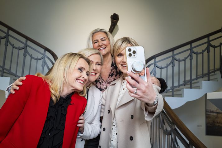 Kristrún Frostadóttir forsætisráðherra smellir sjálfu af sér og hinum konunum sem stjórna landinu, þeim Höllu Tómasdóttur forseta, Heiðu Björgu Hilmisdóttur borgarstjóra og Guðrúnu Karls Helgudóttur biskup Íslands. Myndina tók Kjartan Þorbjörnsson, Golli, fyrir Heimildina.