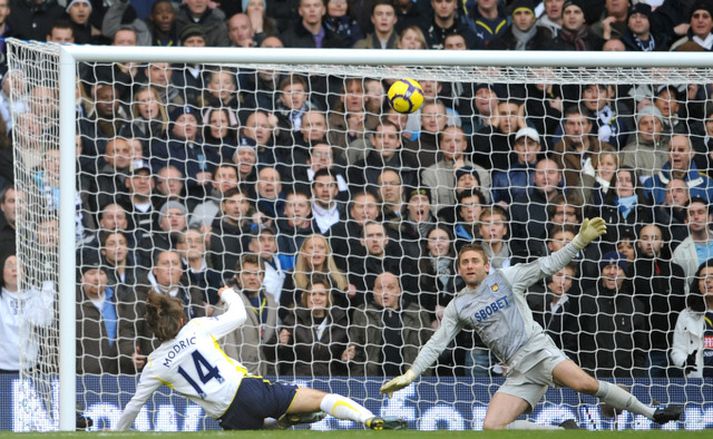 Modric skorar fyrra mark Spurs í dag.