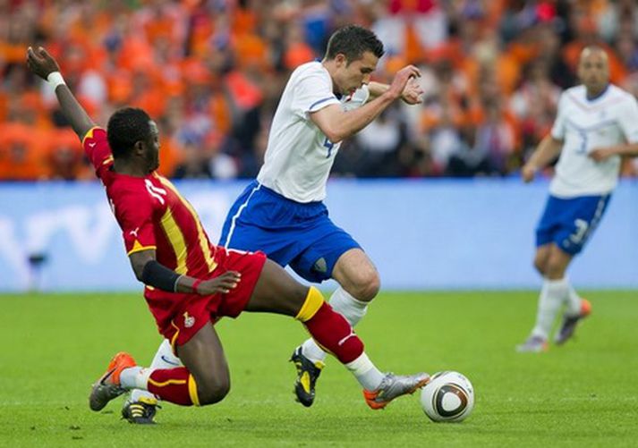 Sulley Muntari og Robin van Persie eigast við í leik Gana og Hollands í kvöld.