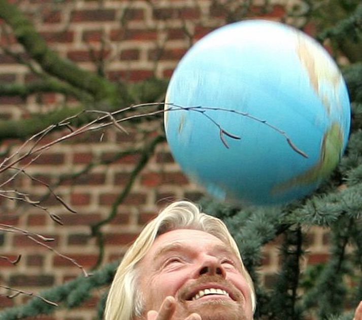 Jarðarverðlaun Virgin Sir Richard Branson sleppir hnattlíkansblöðru með Al Gore sér við hlið í London í gær.