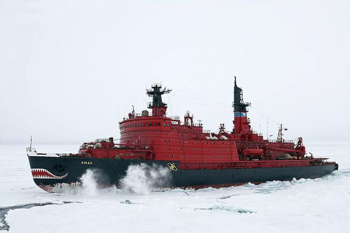 Fundað á ísbrjóti Rússneski ísbrjóturinn Yamal var viðeigandi samkomustaður norðurskautsríkjanna, enda eru auknar siglingar um norðausturleiðina eitt af helstu hagsmunamálum ríkjanna átta. Mynd/Murmansk Shipping Company