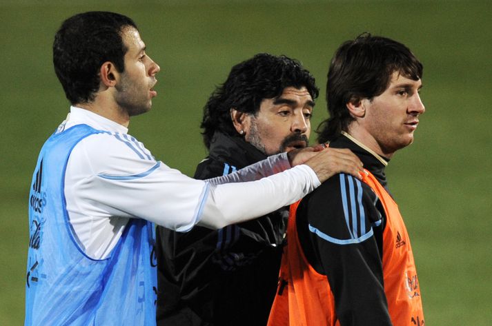 Messi fær nudd frá fyrirliðanum Javier Mascherano.