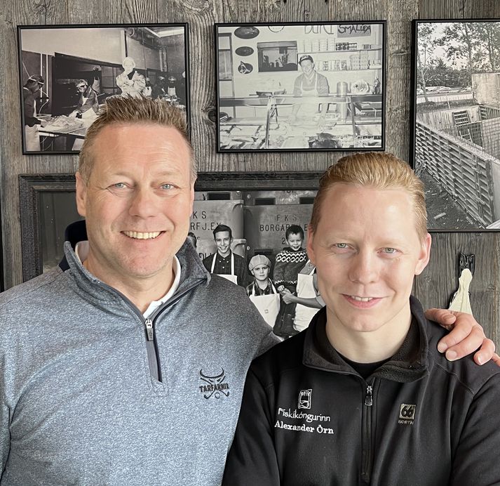 Fiskikóngurinn Kristján Berg (t.v.) ásamt syni sínum Alexander Erni Kristjánssyni framkvæmdastjóra Fiskikóngsins. Þeir feðgar og annað starfsfólk Fiskikóngsins taka vel á móti gestum í dag laugardag þegar opnunarhátíð Fiskikóngsins fer fram.