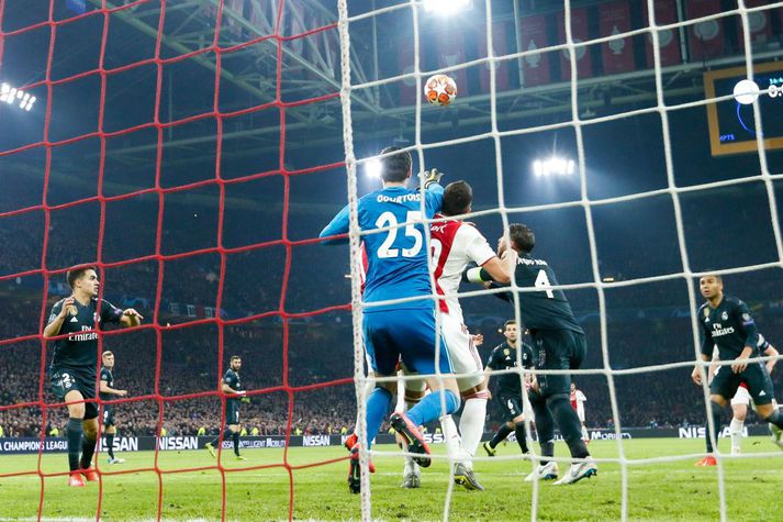 Tadic hindrar að Courtois komist út í teiginn