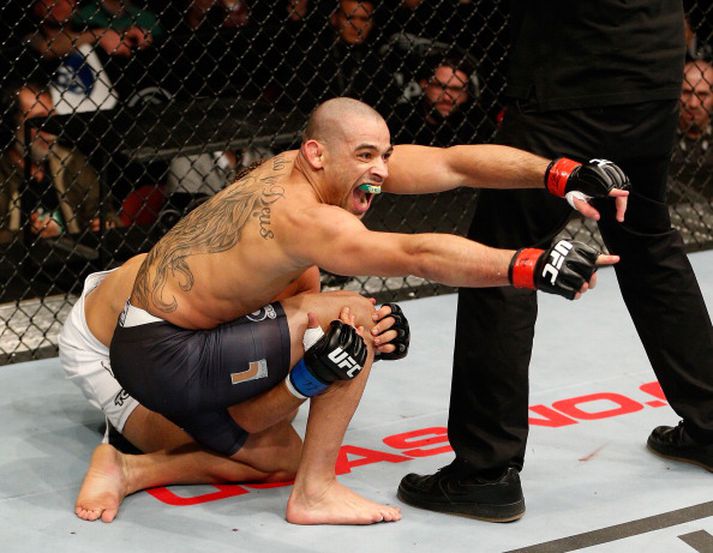 Renan Barao fagnar sigri á Urijah Faber.