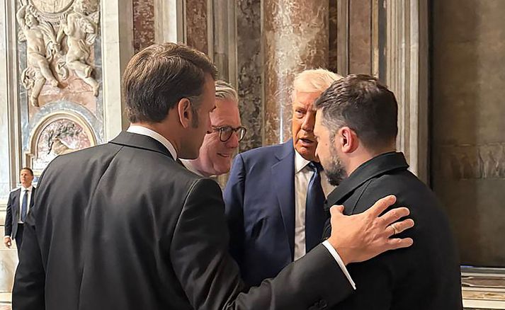 Trump virðist vera kominn aftur í lið með Evrópu... í bili að minnsta kosti. Hér eru hann og Selenskí með Emmanuel Macron og Keir Starmer þegar útför páfa fór fram í apríl síðastliðnum.