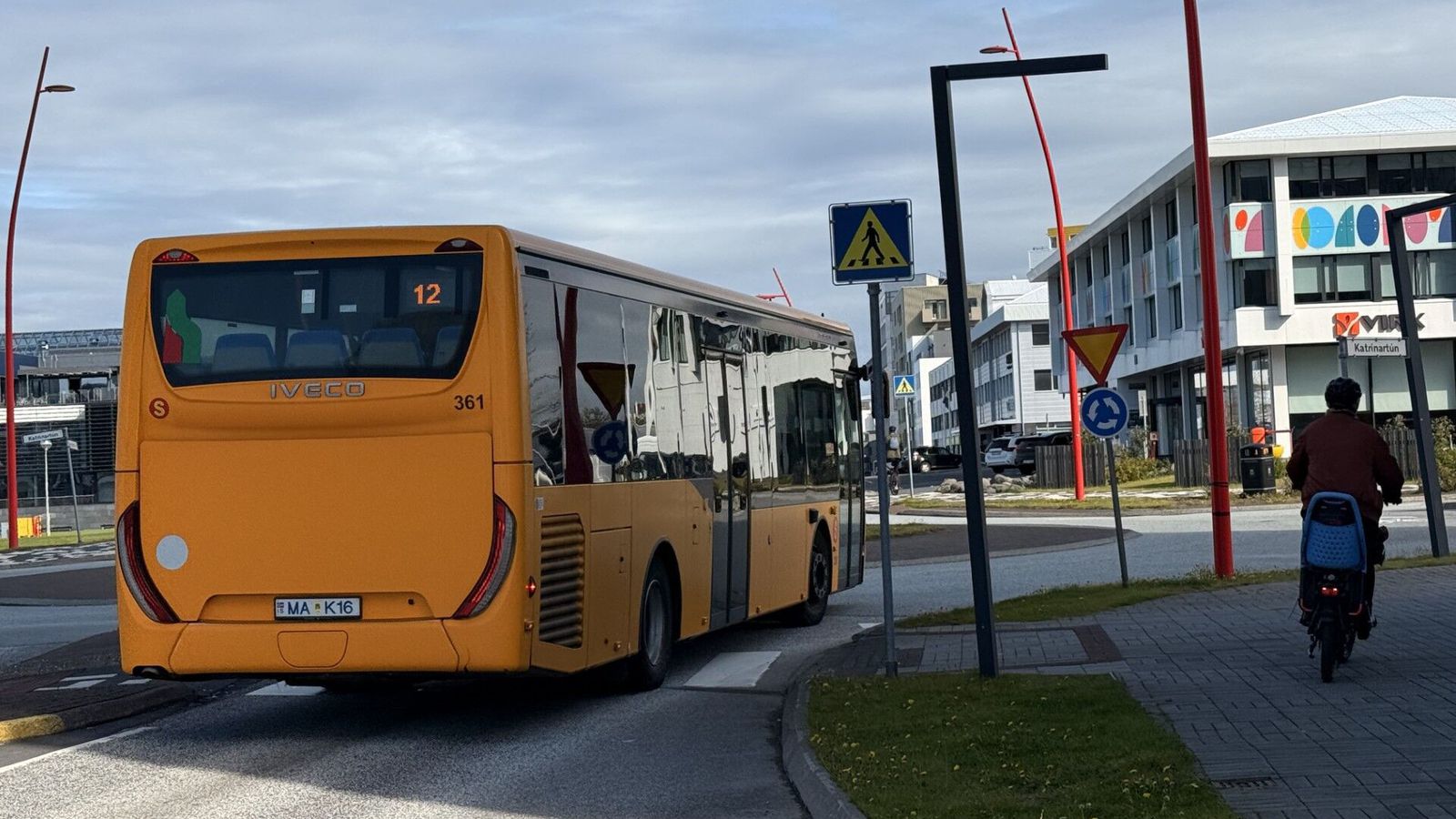 Strætó hættir að bíða svo fólk þurfi ekki að bíða - Vísir