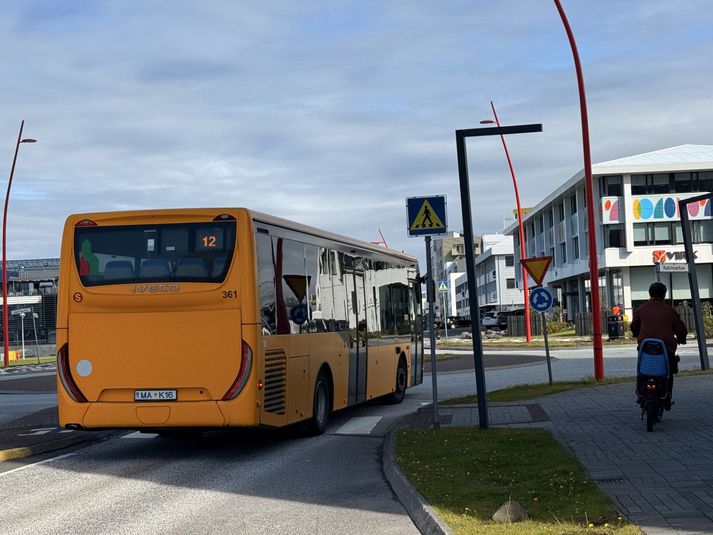 Það urðu miklar breytingar hjá Strætó í gær.