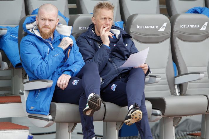 Heimir Hallgrímsson með Aroni Einari Gunnarssyni.
