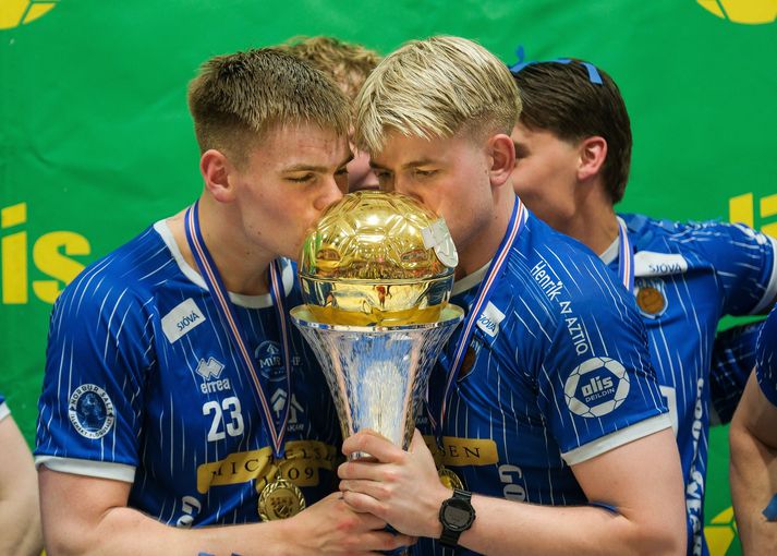 Reynir (t.v.) kyssir Íslandsmeistarabikarinn.