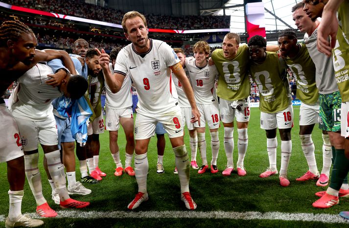 Harry Kane, fyrirliði enska landsliðsins, skoraði mörkin sem tryggðu Englendingum sæti í 16-liða úrslitum og hélt síðan ræðu úti á velli eftir leik.