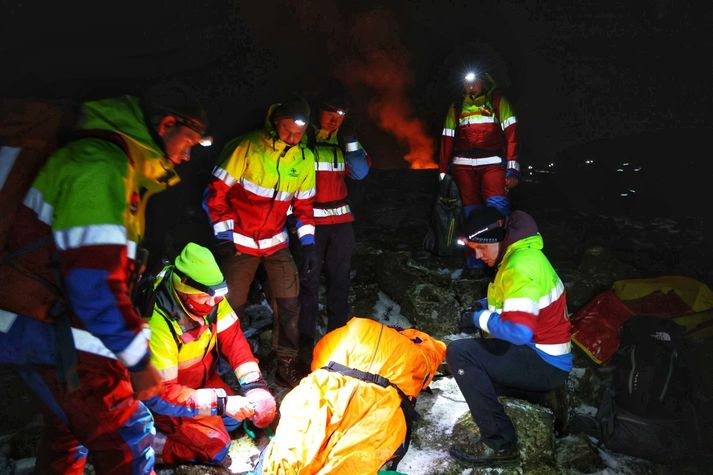 Ljósmyndari Vísis,Vilhelm Gunnarsson, var á ferð við gosstöðvarnar í gærkvöldi. Hann náði þessari mynd þar sem kona hafði slasað sig á ökkla og fékk aðstoð og aðhlynningu björgunarsveitarfólks.