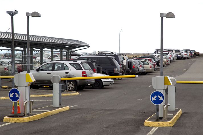 Núverandi stoppistöð strætisvagna á vegum Sambands sveitarfélaga á Suðurnesjum er við langtímabílastæðin. Ganga þarf dágóðan spöl til þess að komast þangað. Forsvarsmenn sveitarfélaganna vilja breytingar. Fréttablaðið/Pjetur