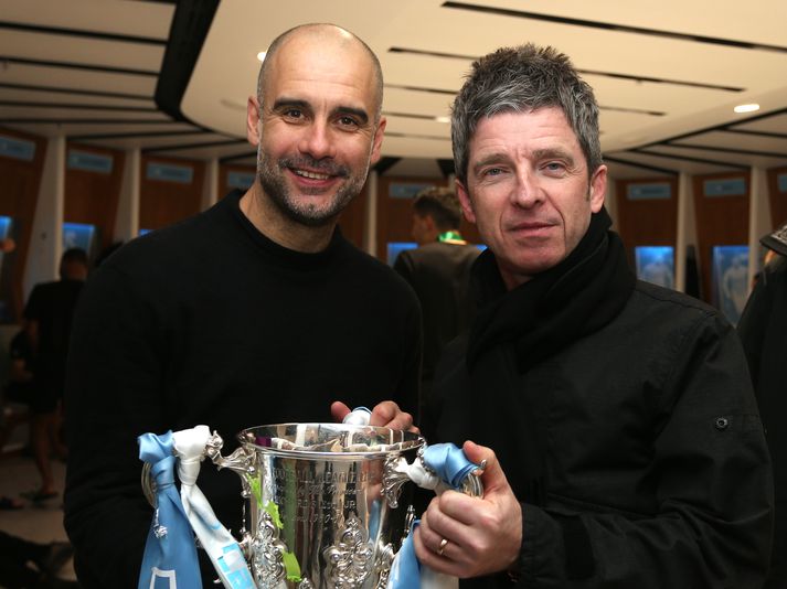 Pep Guardiola og Noel Gallagher með deildabikarinn.