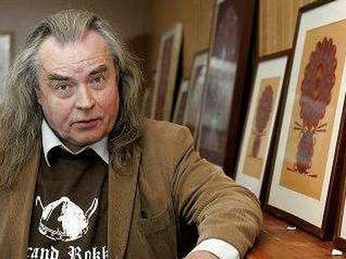 Dr. Bjarni fer nokkuð ótroðnar slóðir í sýningu sinni að þessu sinni þar sem áherslan er lögð á ljósmyndir og landslag.