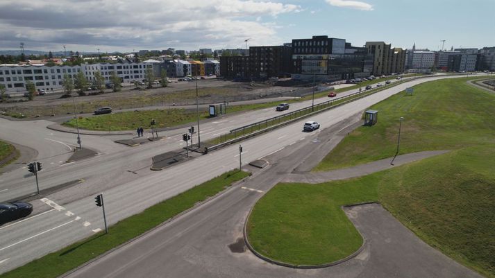 Sæbraut var hönnuð með græna bylgju í huga. Það er að segja að ef þú ekur á ákveðnum hraða áttu aldrei að lenda á rauðu ljósi.  En hún er ekki miðuð við 60 kílómetra hraða.  Hún er miðuð við 58.