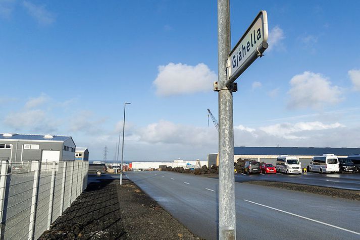 Fólkið var handtekið við ónefnt bílaverkstæði við Gjáhellu þar sem þau virðast hafa ætlað að reyna að nálgast efnin sem falin voru í bílnum. 