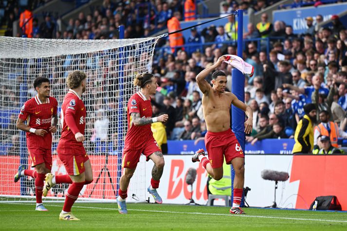 Trent Alexander-Arnold fagnar sigurmarki sínu gegn Leicester City.
