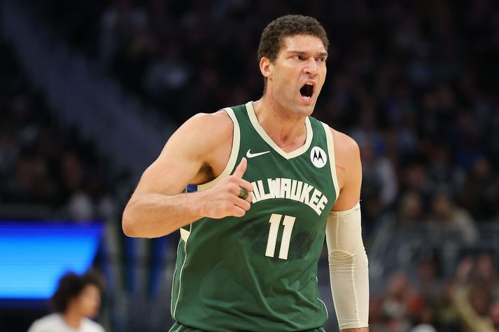 Brook Lopez spilar með Milwaukee Bucks en hann komst að því að það má ekki bregða á leik og skalla boltann, jafnvel þótt að að sé kominn hálfleikur.