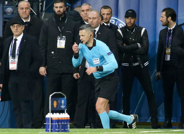 Damir Skomina benti á punktinn eftir að skoða VAR.
