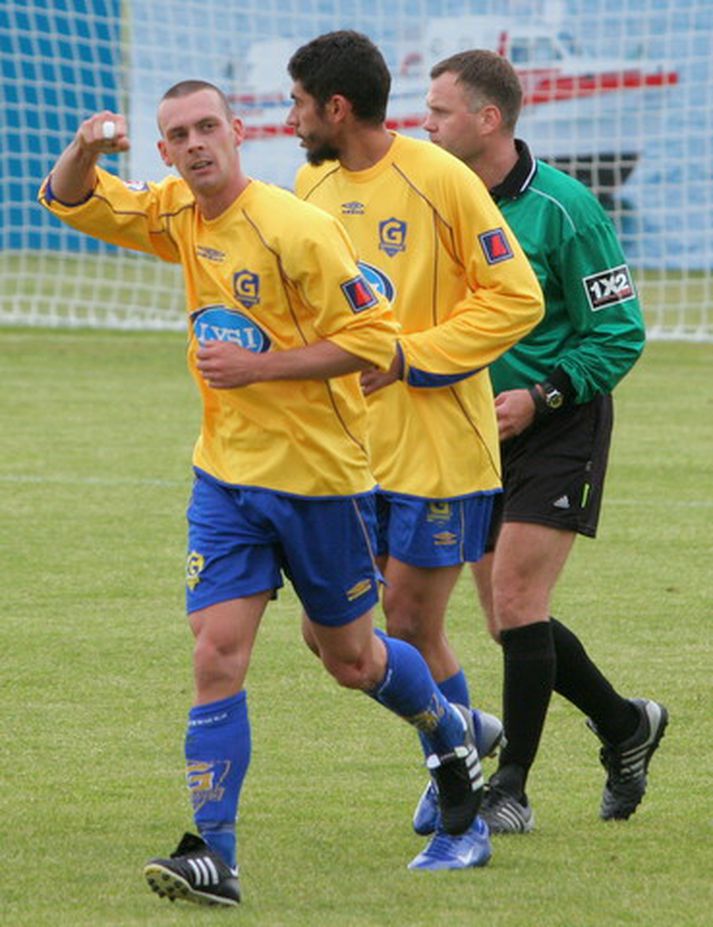Paul McShane fagnar marki með Grindavík.