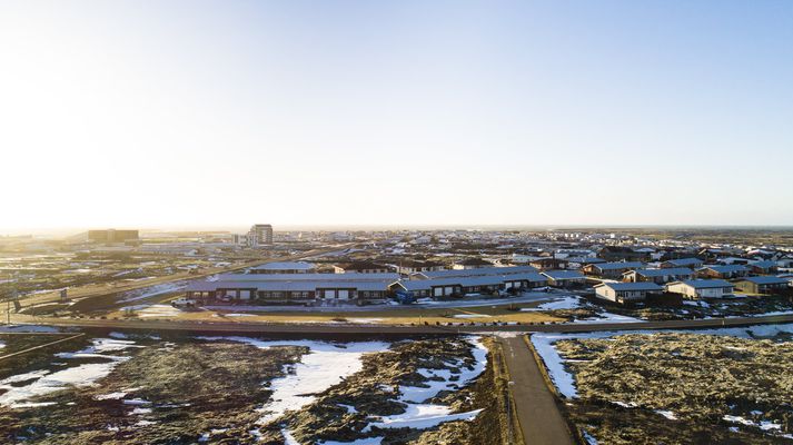 Starfsmenn Grindavíkurbæjar eru verðlaunaðir með gjafabréfi vegna góðrar afkomu bæjarins og aðhalds sem sýnt var í fjármálum.