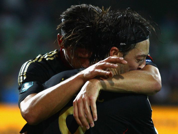 Mesut Oezil og Mario Gomez fagna einu markanna í dag.