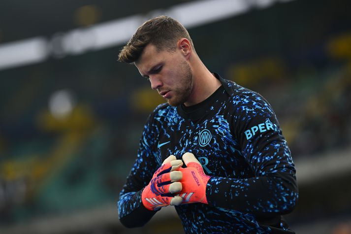 Josep Martinez sést hér hita upp fyrir leik Internazionale í ítölsku deildinni um helgina.