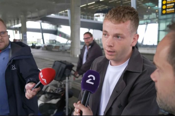 Norskir fjölmiðlamenn ræða við Sævar Atla á flugvellinum í Bergen í morgun
