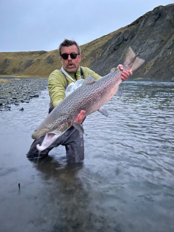 Þessi 97 sm hængur veiddist lokadaginn í Stóru Laxá