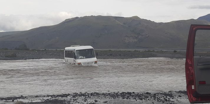 Rútan sést hér úti í ánni.