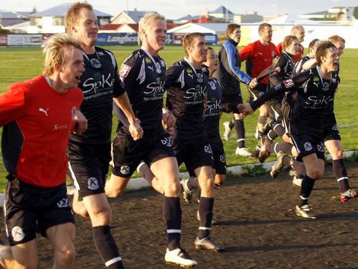 Keflvíkingar fagna hér sigri á Keflavíkurvellinum. 