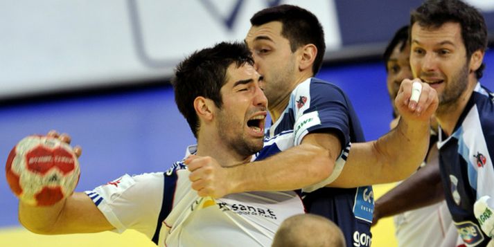 Slóvenar taka hér hraustlega á Nikola Karabatic í leiknum.