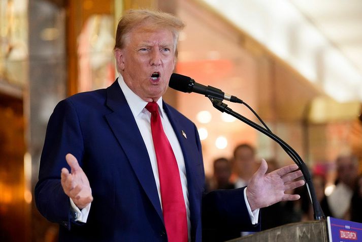 Donald Trump í anddyri turns síns í New York, þar sem hann hélt sína fyrstu ræðu eftir að hann var sakfelldur í gær.