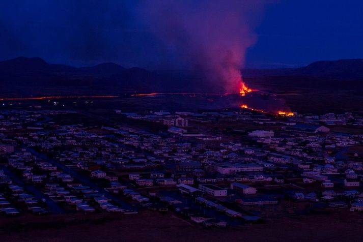 Mikil óvissa er um Grindavík á meðan kvika flæðir og eldar loga. Kviknað hefur í nokkrum húsum. Forsætisráðherra segir hug allra landsmanna hjá Grindvíkingum.