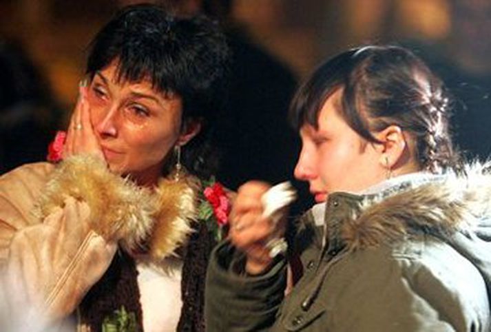 Aðstandendur bíða í von og óvon fyrir utan námusvæðið til að frétta af aðstandendum sínum.