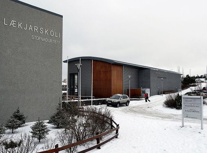 Hafnarfjarðarbær hefur nú eignast skólahús, tvö íþróttahús og leikskólabyggingu og sparar sér með því nær 200 milljónir króna á ári næstu 16-17 ár.fréttablaðið/gva