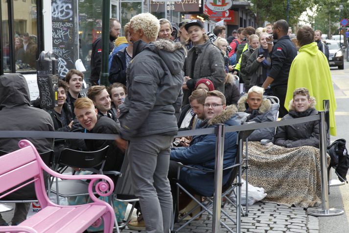 Fjölmargir vörðu nóttinni fyrir utan Dunkin Donuts á Laugavegi daginn fyrir opnun. Þá fengu fimmtíu fyrstu gjafabréf upp á 312 kleinuhringi en nú verða það tuttugu fyrstu.