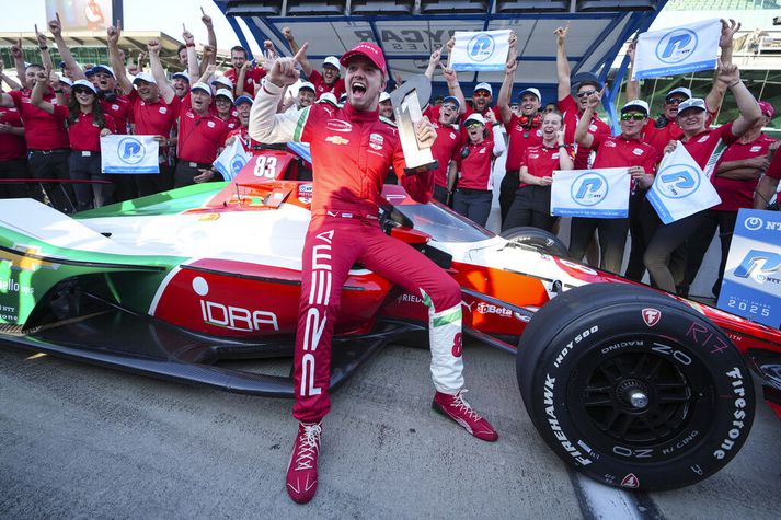 Robert Shwartzman fagnar ráspólnum með Prema-liðinu á Indianapolis-brautinni í gær.