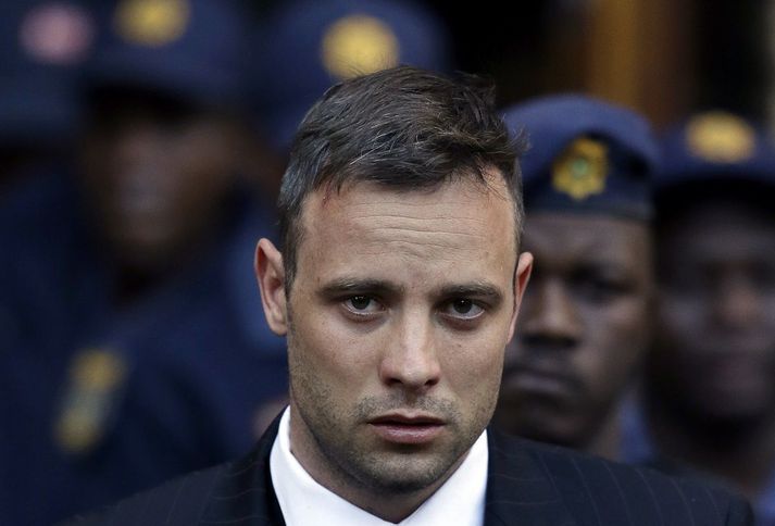 Oscar Pistorius var dæmdur í þrettán ára og fimm mánaða fangelsi. Honum verður sleppt á reynslulausn þann 5. janúar en þá verður hann búinn að sitja inn í tæp ellefu þar.