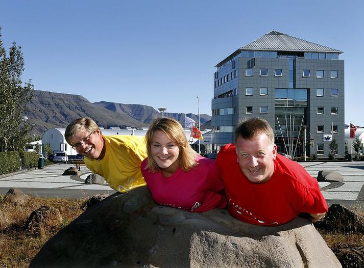 Hér planka þau saman, eins og glaðlegir kópar á steini, þau Daði Þór Einarsson, skipuleggjandi hátíðarinnar Í túninu heima, Sigríður Dögg Auðunsdóttir kynningarstjóri og Haraldur Sverrisson, bæjarstjóri Mosfellsbæjar. fréttablaðið/gva