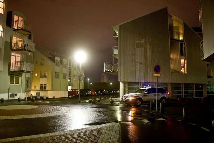 Lögreglan vaktar Bryggjuhverfið eftir að skotárásin átti sér stað.