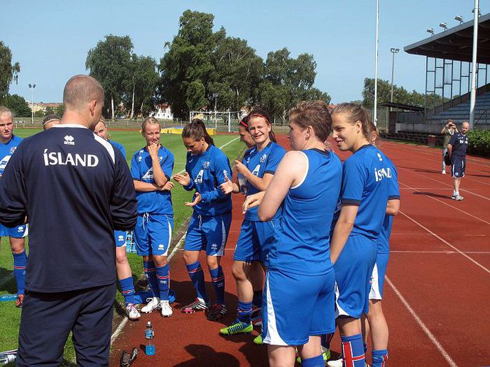 Katrín Ómarsdóttir, önnur frá hægri, fékk liðsfélaga sína til að brosa á æfingunni í gær.