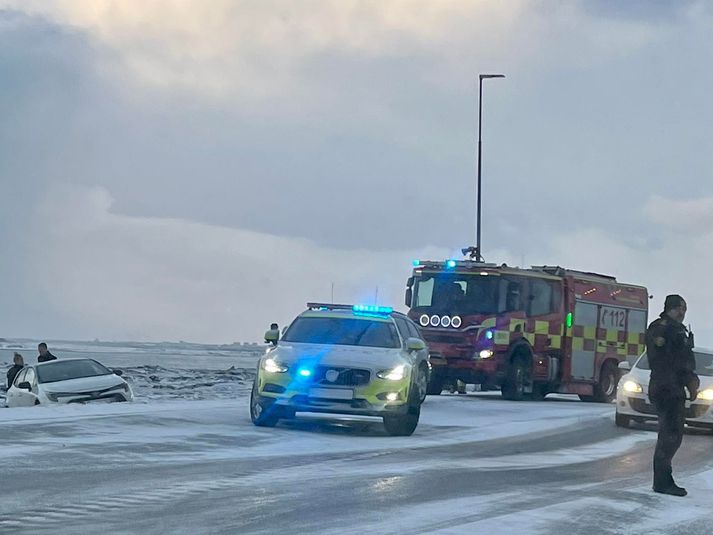 Allt er stopp á Reykjanesbraut vestan Straumsvíkur.