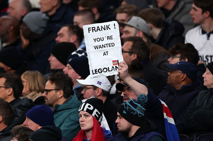 Birgir Ólafsson og Frosti Viðar Gunnarsson með skiltið góða, þar sem þeir sögðu Thomasi Frank að krafta hans væri óskað í Legolandi.