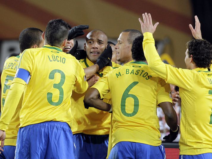 Maicon fagnar marki sínu með félögum sínum í brasilíska landsliðinu.