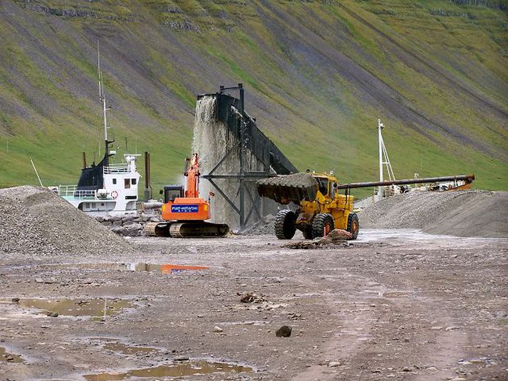 Kalkþörungaverksmiðjan mun rísa við hafnarbakkan á Bíldudalshöfn. Á myndinni má sjá að þegar verið var að landa þar kalkþörungi í sumar.