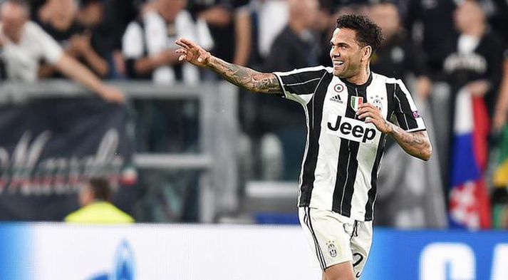 Alves varð tvöfaldur meistari á Ítalíu með Juventus á síðasta tímabili.