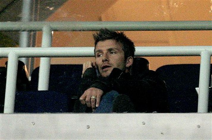 David Beckham var kallaður til Spánar úr brúðkaupi Tom Cruise og Katie Holmes í Róm. Beckham, sem er meiddur, varð síðan að sitja í stúkunni og fylgjast með félögum sínum í Real Madrid leika gegn Racing Santander.