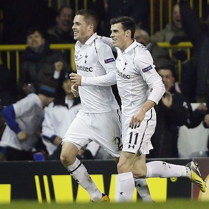 Gylfi og Gareth Bale fagna marki.